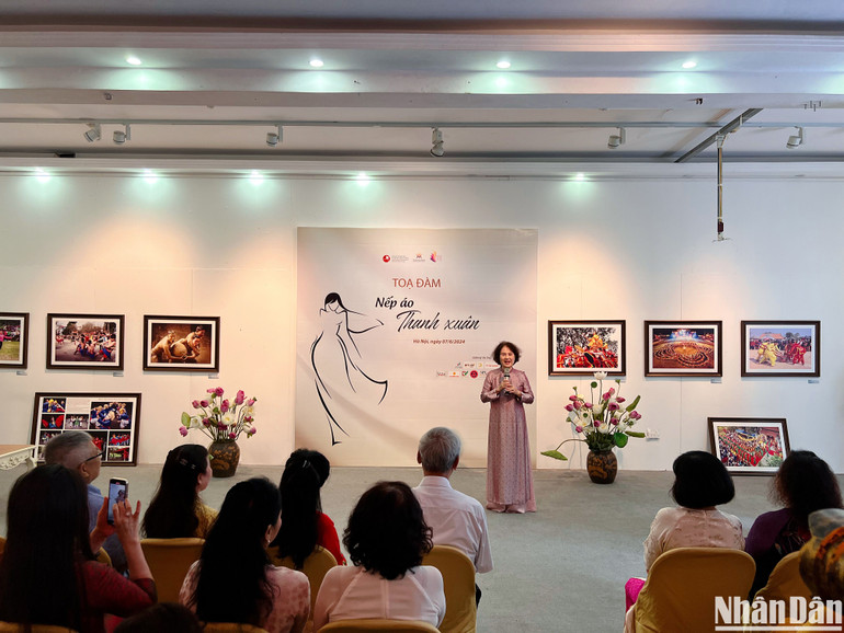 Chủ nhiệm Câu lạc bộ Di sản áo dài Việt Nam Nguyễn Thị Thanh Tâm điều hành chương trình. Chủ nhiệm Câu lạc bộ Di sản áo dài Việt Nam Nguyễn Thị Thanh Tâm điều hành chương trình.