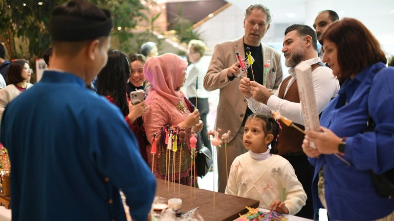 Nghệ thuật tò he truyền thống thu hút sự quan tâm của cả người lớn và trẻ em. (Ảnh: BTC) Nghệ thuật tò he truyền thống thu hút sự quan tâm của cả người lớn và trẻ em. (Ảnh: BTC)