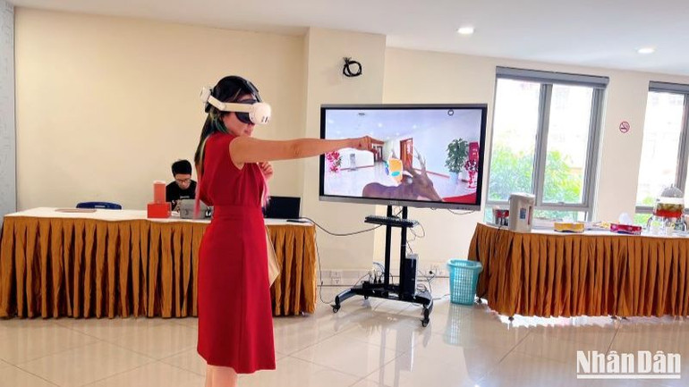 Khách mời trải nghiệm công nghệ thực tế ảo tăng cường (AR) của Techcity trong khuôn khổ Hội thảo.