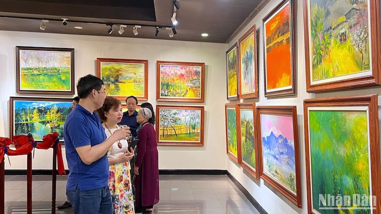 Triển lãm mang tới khán giả những sắc màu quê hương vùng trung du, từ rừng cọ đồi chè đến bản làng các dân tộc thiểu số. Triển lãm mang tới khán giả những sắc màu quê hương vùng trung du, từ rừng cọ đồi chè đến bản làng các dân tộc thiểu số.