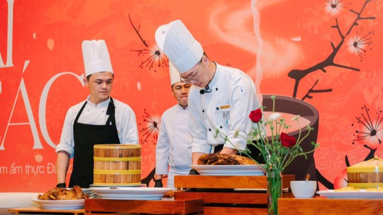 Đầu bếp thể hiện món vịt quay giòn với gia vị đặc trưng và cách chế biến cầu kỳ. (Ảnh: BTC) Đầu bếp thể hiện món vịt quay giòn với gia vị đặc trưng và cách chế biến cầu kỳ. (Ảnh: BTC)