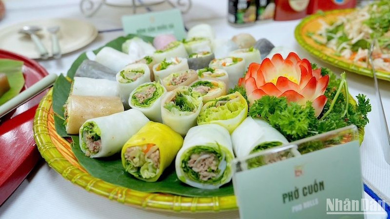 Phở cuốn Hà Nội, món ăn đầy sáng tạo được thực khách trong và ngoài nước yêu thích.