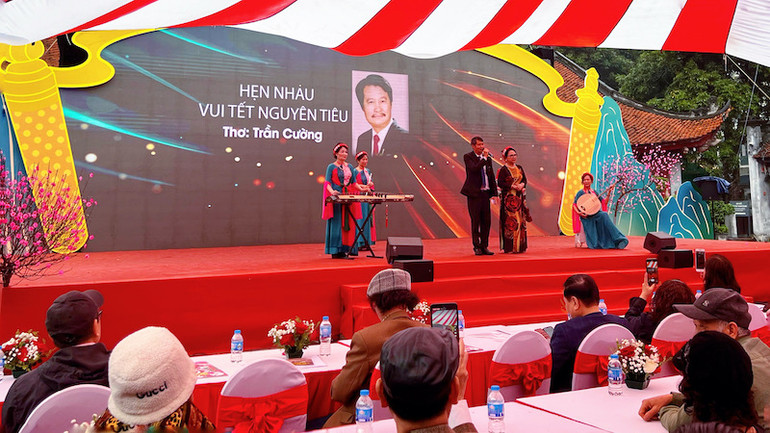 Sân khấu chính nơi diễn ra các tiết mục trình diễn thơ, nhạc giàu cảm hứng.