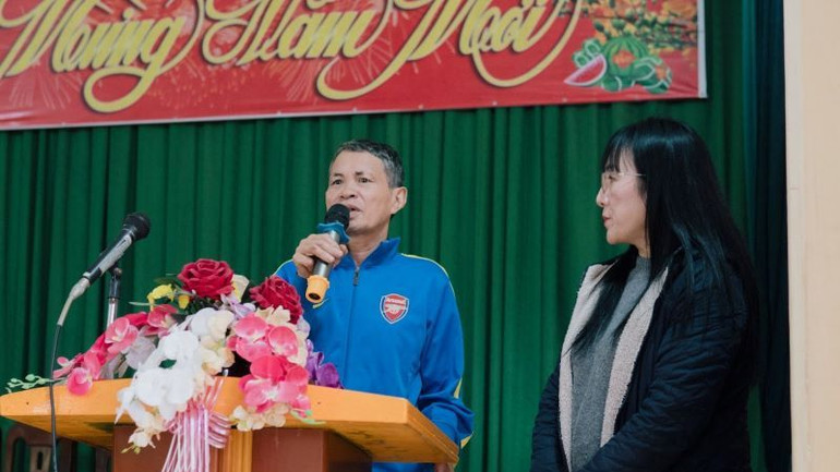 Ông Thiều Quang Tiềm đại diện cư dân Làng phong Chí Linh phát biểu cảm ơn những món quà Tết của Sconnect Việt Nam.