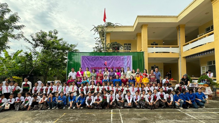 Ban tổ chức "Nếp áo thanh xuân" chụp ảnh lưu niệm với thầy trò Trường trung học cơ sở Sơn Hà (huyện Quan Sơn). (Ảnh: Ban tổ chức)