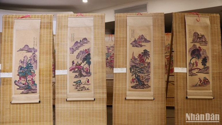 Bộ tranh "Tứ Dân" tại triển lãm.