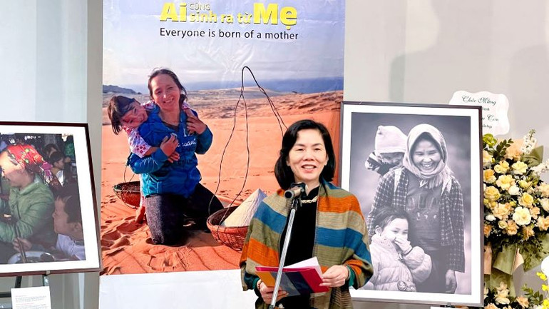 Bà Nguyễn Thị Minh Hương chia sẻ về chương trình “Mẹ đỡ đầu” do Hội Liên hiệp Phụ nữ Việt Nam phát động, đã giúp đỡ 27.670 trẻ em mồ côi sau đại dịch Covid-19. Bà Nguyễn Thị Minh Hương chia sẻ về chương trình “Mẹ đỡ đầu” do Hội Liên hiệp Phụ nữ Việt Nam phát động, đã giúp đỡ 27.670 trẻ em mồ côi sau đại dịch Covid-19.