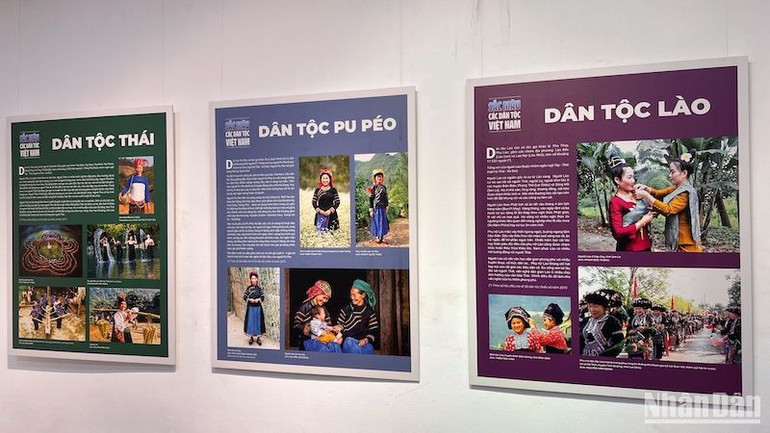 Bên cạnh các hình ảnh là thông tin khái quát đặc điểm dân số, phân bố, đời sống,... từng dân tộc.