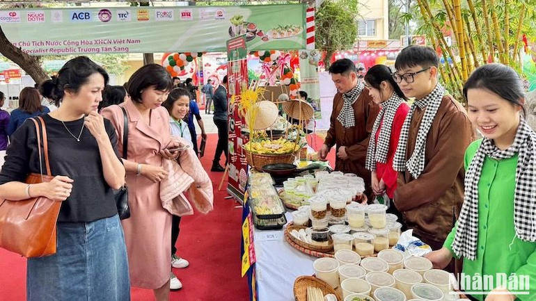 Ẩm thực miền Tây Nam Bộ với nhiều món ăn làm từ gạo như bánh xèo, bánh tráng, mỳ, chè...