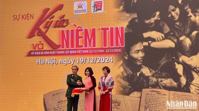 Đại diện Bảo tàng Phụ nữ Việt Nam tiếp nhận các hiện vật được cựu chiến binh hoặc thân nhân trao tặng. Đại diện Bảo tàng Phụ nữ Việt Nam tiếp nhận các hiện vật được cựu chiến binh hoặc thân nhân trao tặng.