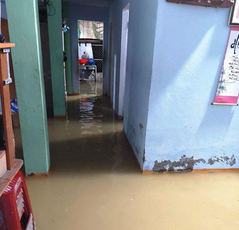 Nhiều nhà dân tại Phú Lộc nước ngập tràn vào nhà từ 30-40cm.