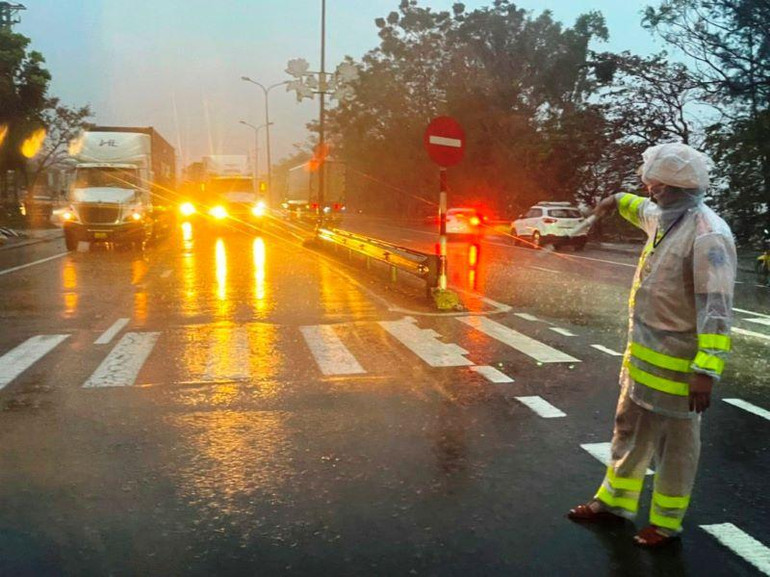 Lực lượng cảnh sát giao thông điều tiết phương tiện đi theo hướng La Sơn-Túy Loan để tránh đoạn Quốc lộ 1A bị ngập sâu.