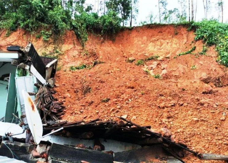 Ban Chỉ huy PCTT& TKCN tỉnh Thừa Thiên Huế cảnh báo các vị trí có nguy cơ lũ quét, lũ ống, trượt lở đất đá vùng đồi núi, lũ cường suất cao trên địa bàn do mưa lớn trong 2 ngày 2 và 3/12.