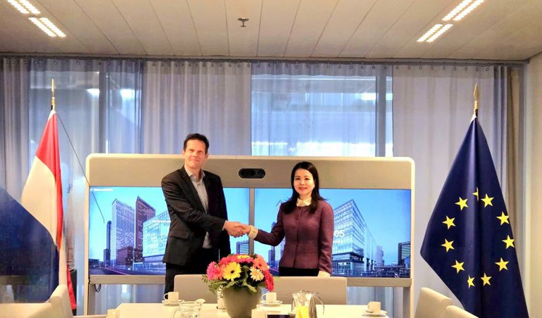 Thứ trưởng Bộ Ngoại giao Nguyễn Minh Hằng gặp và làm việc với ông Steven Collet, Trợ lý Bộ trưởng Ngoại giao. Thứ trưởng Bộ Ngoại giao Nguyễn Minh Hằng gặp và làm việc với ông Steven Collet, Trợ lý Bộ trưởng Ngoại giao.