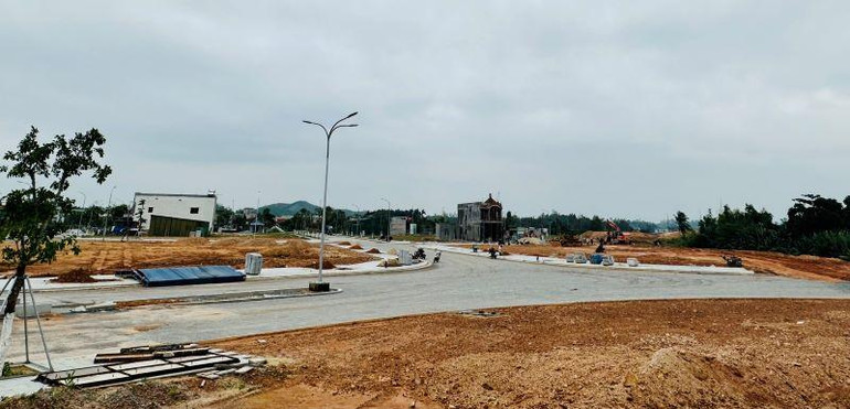 Khu dân cư Sơn Tịnh-Quảng Ngãi do Công ty Cổ phần đầu tư Năm Bảy Bảy thực hiện từ năm 2009 đến nay gần 14 năm vẫn chưa hoàn thành.