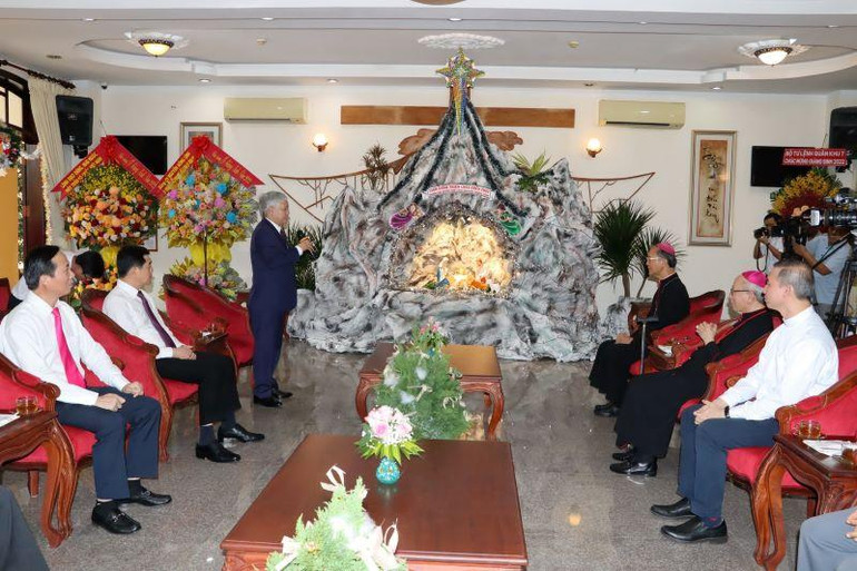 Đồng chí Đỗ Văn Chiến phát biểu ý kiến chúc mừng Lễ Giáng sinh năm 2022 tại Tòa Giám mục Giáo phận Xuân Lộc.