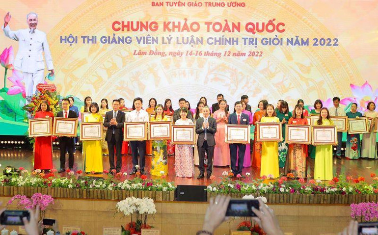 Ban Tổ chức trao giải ba cho 10 thí sinh đoạt giải.