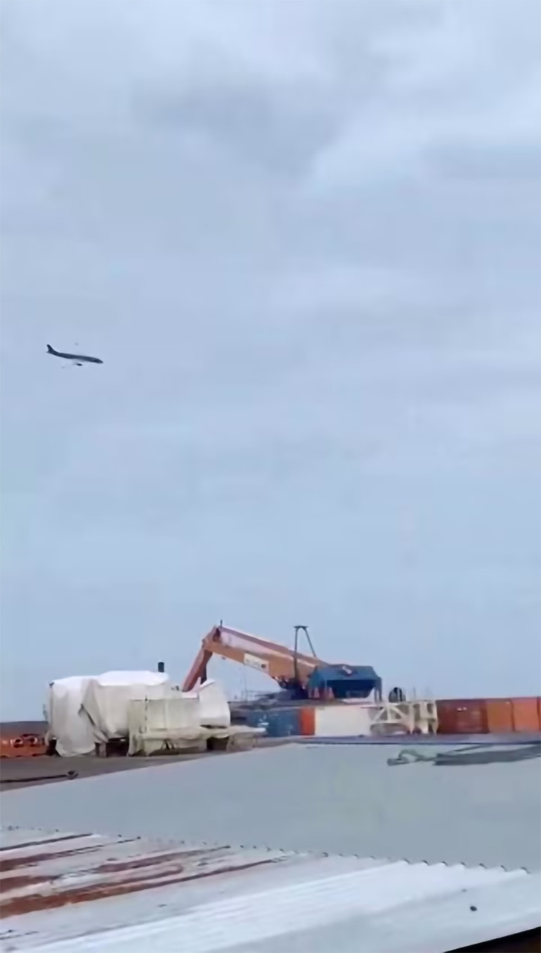 Một chiếc máy bay chở khách của Azerbaijan Airlines rơi gần thành phố Aktau, Kazakhstan. (Ảnh: Reuters)