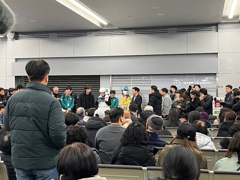 Nhân viên y tế đọc tên các nạn nhân đã được xác định danh tính tại.