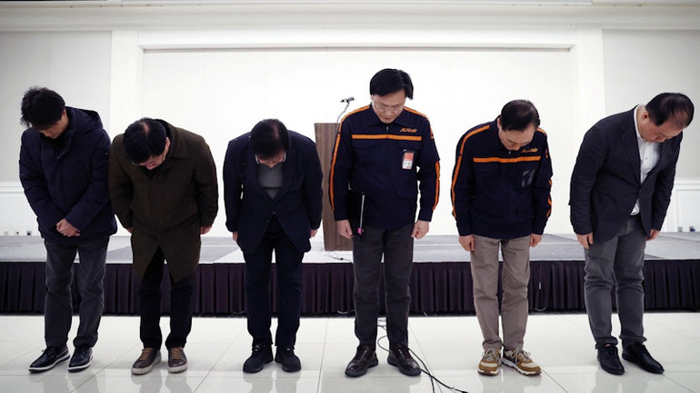 Giám đốc điều hành Jeju Air và các quan chức của hãng hàng không cúi đầu xin lỗi trong cuộc họp báo tại Seoul, Hàn Quốc, ngày 29/12/2024. (Ảnh: Reuters)