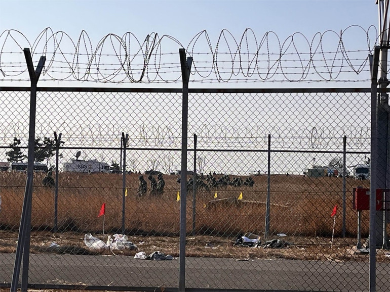 Các binh sĩ tham gia hoạt động cứu nạn.