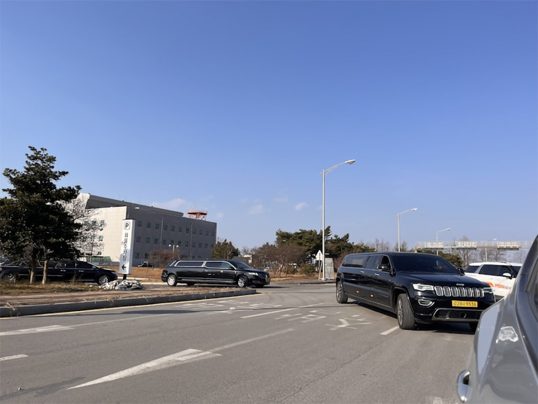 Đoàn xe tới sân bay Muan để di chuyển thi thể của các nạn nhân.