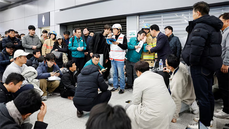 Thông báo tên của những hành khách thiệt mạng trong vụ tai nạn máy bay tại sân bay quốc tế Muan, Hàn Quốc, ngày 29/12/2024. (Ảnh: Reuters)