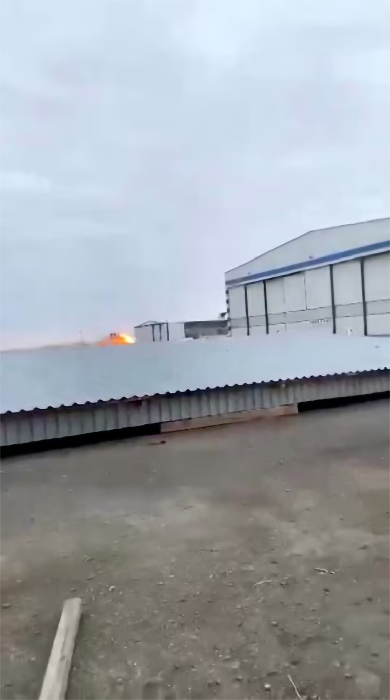 Khói bốc lên sau khi máy bay rơi xuống mặt đất. (Ảnh: Reuters)