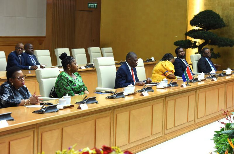 Phó Tổng thống Cộng hòa Nam Phi Paul Mashatile và thành viên trong đoàn cùng tham dự buổi tiếp.