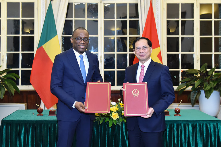 Bộ trưởng Ngoại giao Bùi Thanh Sơn và Bộ trưởng Ngoại giao Benin Olushegun Adjadi Bakari trao biên bản ghi nhớ hợp tác giữa Bộ Ngoại giao hai nước.