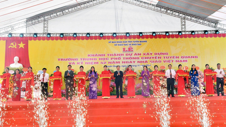 Đại biểu cắt băng khánh thành Dự án xây dựng trường THPT chuyên Tuyên Quang. Đại biểu cắt băng khánh thành Dự án xây dựng trường THPT chuyên Tuyên Quang.