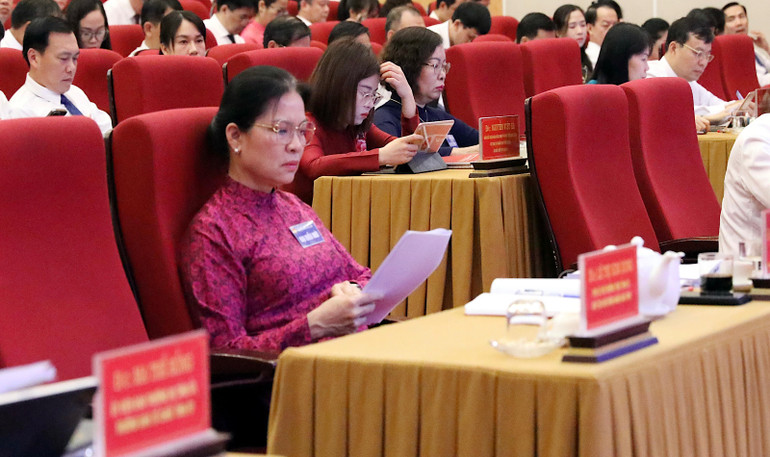 Đồng chí Hà Thị Nga, Ủy viên Trung ương Đảng, Bí thư Tỉnh ủy, Trưởng Đoàn Đại biểu Quốc hội tỉnh Tuyên Quang tham dự kỳ họp.