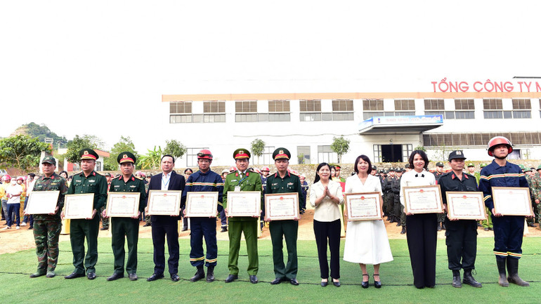 Lãnh đạo tỉnh trao Bằng khen cho các tập thể, cá nhân. Lãnh đạo tỉnh trao Bằng khen cho các tập thể, cá nhân.