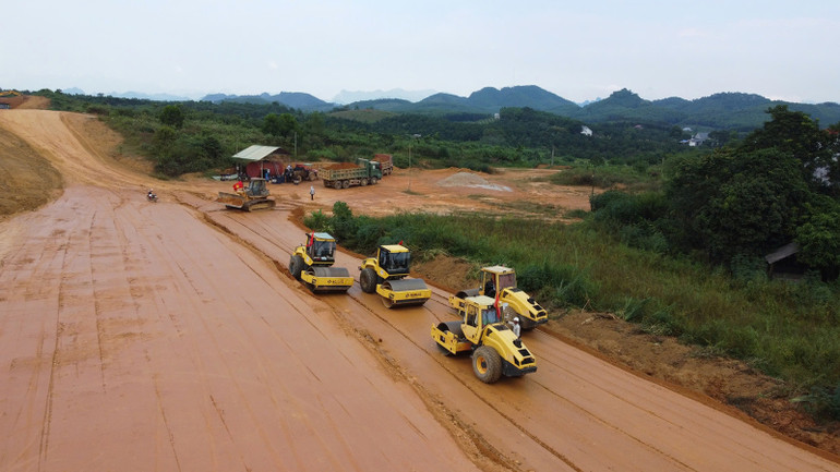 Nhà thầu huy động máy móc, thiết bị khẩn trương thi công tuyến đường cao tốc Tuyên Quang-Hà Giang (giai đoạn 1), đoạn qua xã Tứ Quận, huyện Yên Sơn, tỉnh Tuyên Quang.