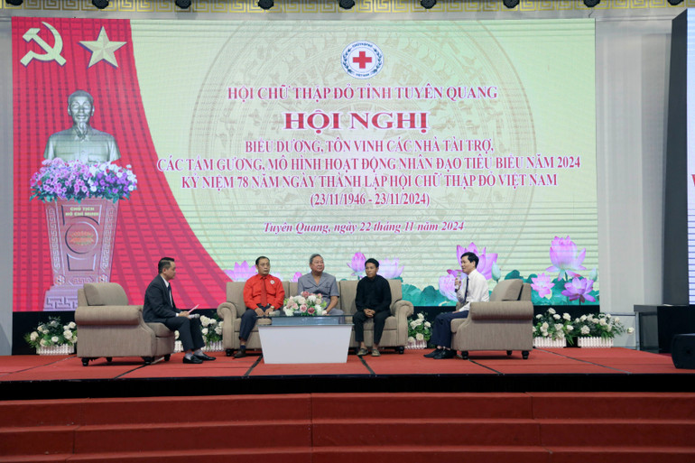 Các đại biểu tham gia tọa đàm tại hội nghị.