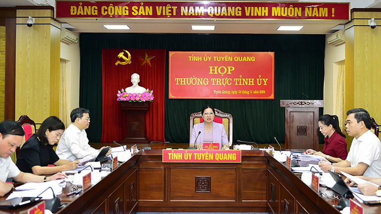 Đồng chí Hà Thị Nga, Bí thư Tỉnh ủy Tuyên Quang yêu cầu các địa phương, các sở, ngành liên quan phải đẩy nhanh tiến độ thực hiện sắp xếp ổn định dân cư, nỗ lực để người dân có nhà ở mới đón Tết Nguyên đán. Đồng chí Hà Thị Nga, Bí thư Tỉnh ủy Tuyên Quang yêu cầu các địa phương, các sở, ngành liên quan phải đẩy nhanh tiến độ thực hiện sắp xếp ổn định dân cư, nỗ lực để người dân có nhà ở mới đón Tết Nguyên đán.