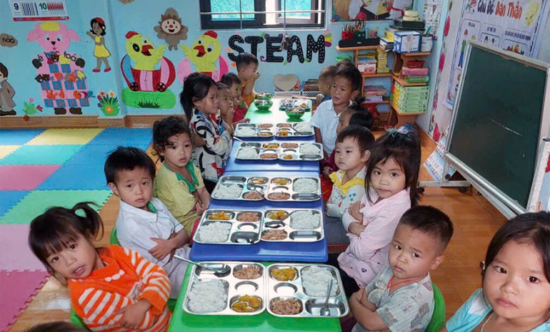 Các em học sinh điểm trường Khuổi Trang, xã Xuân Lập, huyện Lâm Bình dùng bữa cơm trưa theo dự án “Tiếp bước đến trường”.