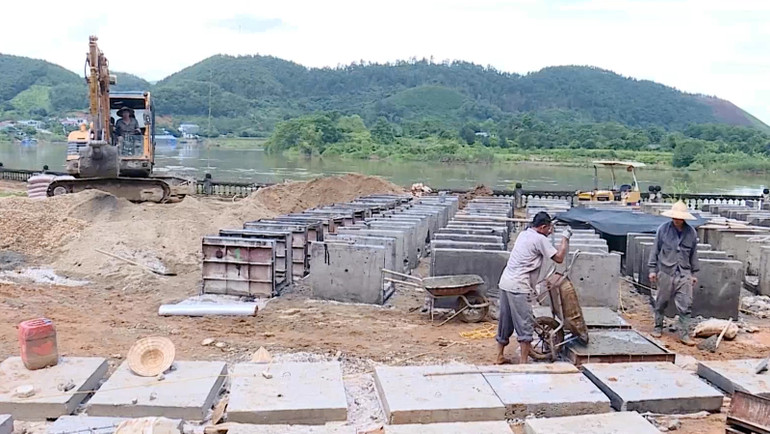 Khẩn trương thi công hoàn thiện công trình chỉnh trang khuôn viên cây xanh và cải tạo nâng cấp tuyến đường ven sông Lô tại thị trấn Tân Yên, huyện Hàm Yên.