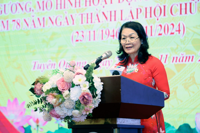 Đồng chí Bùi Thị Hòa, Bí thư Đảng đoàn, Chủ tịch Trung ương Hội Chữ thập đỏ Việt Nam phát biểu tại hội nghị.