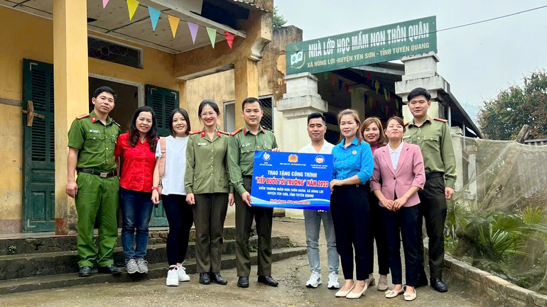 Đoàn thanh niên Công an tỉnh Tuyên Quang và các nhà hảo tâm thực hiện dự án “Tiếp bước đến trường” tại điểm trường Mầm non thôn Quân, xã Hùng Lợi, huyện Yên Sơn.