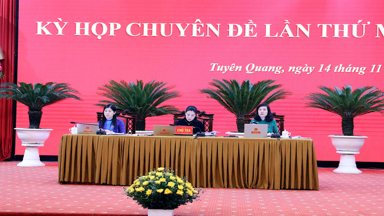 Chủ tọa kỳ họp.