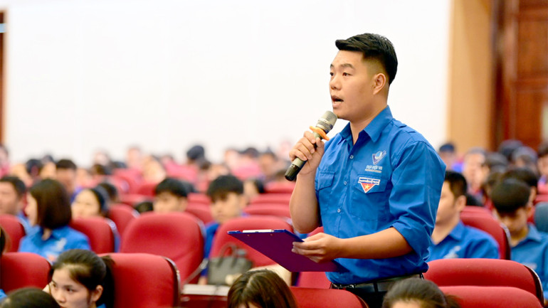 Đại diện thanh niên tỉnh Tuyên Quang đặt câu hỏi cho các đại biểu. Đại diện thanh niên tỉnh Tuyên Quang đặt câu hỏi cho các đại biểu.