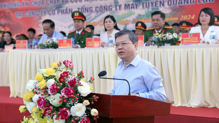 Đồng chí Nguyễn Văn Sơn, Chủ tịch Ủy ban nhân dân tỉnh Tuyên Quang phát biểu chỉ đạo diễn tập. Đồng chí Nguyễn Văn Sơn, Chủ tịch Ủy ban nhân dân tỉnh Tuyên Quang phát biểu chỉ đạo diễn tập.