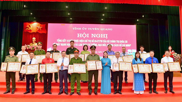 Lãnh đạo tỉnh Tuyên Quang trao bằng khen cho các tập thể, cá nhân tiêu biểu.