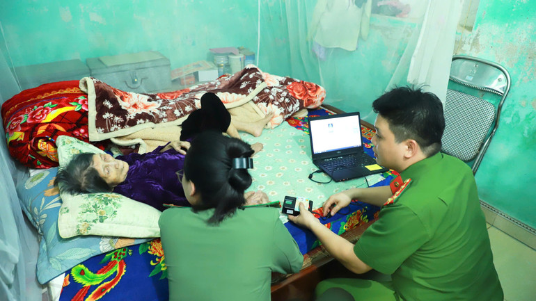 Cán bộ Công an Tuyên Quang đến tận nhà lấy mẫu đối với những mẹ liệt sĩ già yếu.