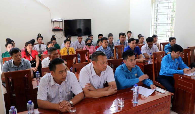 Các công nhân, người lao động tiêu biểu của Nông trường cao su Tuần Giáo dự hội nghị tổng kết thi đua.