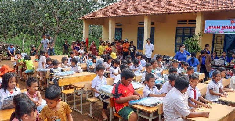 Nhiều trường học trên địa bàn huyện Bù Gia Mập còn gặp khó khăn về cơ sở vật chất.