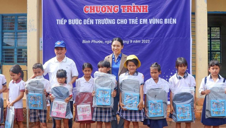 Trao quà “Tiếp bước em đến trường” tại xã Đức Hạnh, huyện Bù Gia Mập.