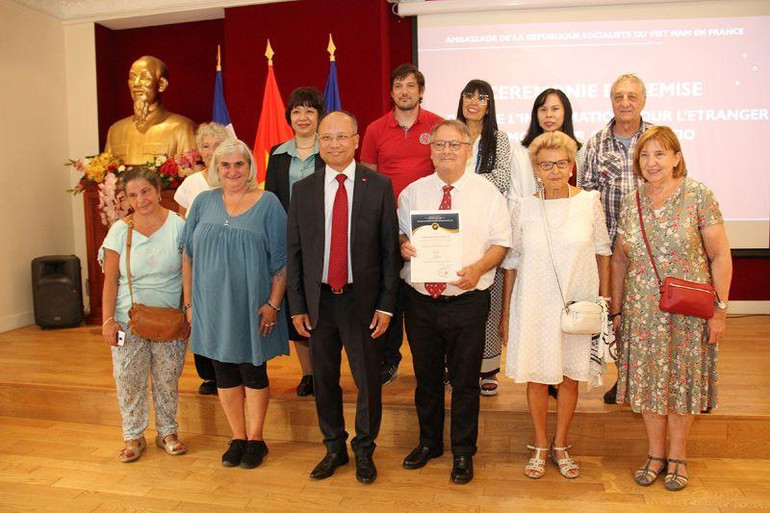 Nhà báo, nhà sử học Alain Ruscio chụp ảnh lưu niệm cùng các đại biểu và người thân, bạn bè tại lễ trao giải.