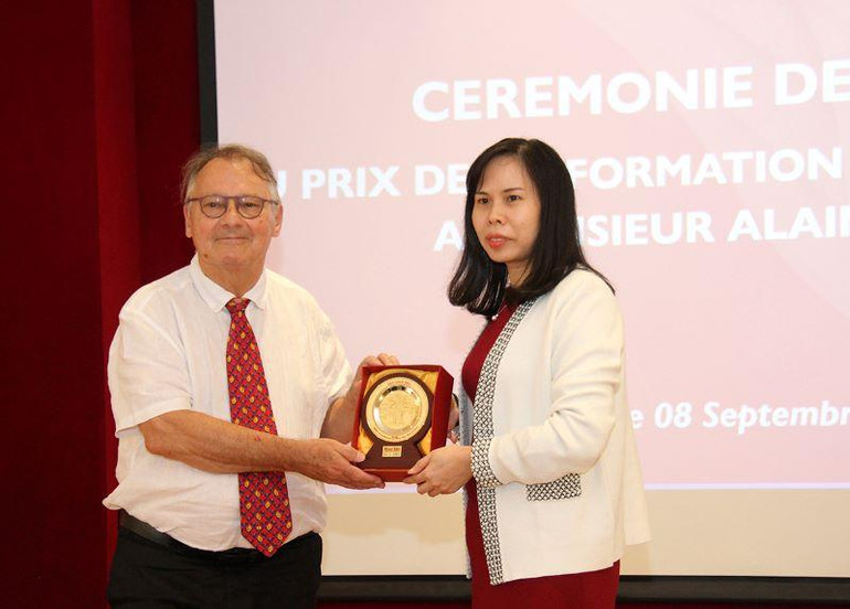 Đồng chí Nguyễn Thị Thu Hà - Ủy viên Ban Biên tập, Trưởng đoàn Báo Nhân Dân tham dự Hội báo Nhân đạo 2022, tặng quà lưu niệm cho nhà báo, nhà sử học Alain Ruscio.